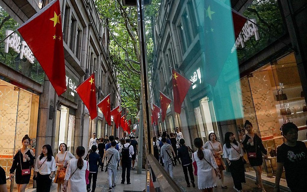 „China is voor wetenschappers en farmaceutische bedrijven een enorme groeimarkt.” Foto: winkelstraat in Shanghai. beeld AFP, Chandan Khanna