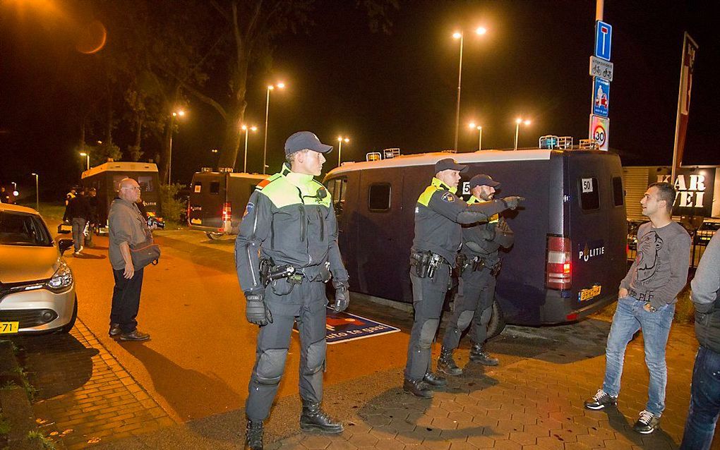 De politie valt de clubhuizen van Satudarah in Beverwijk binnen op zoek naar bewijsmateriaal in het strafrechtelijk onderzoek naar de motorclub. beeld ANP