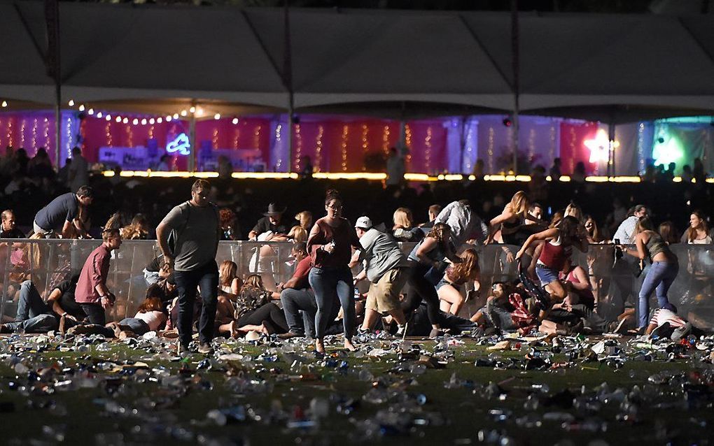 Concertgangers in Las Vegas rennen voor hun leven nadat een man vanuit een nabijgelegen hotel het vuur opende. beeld AFP