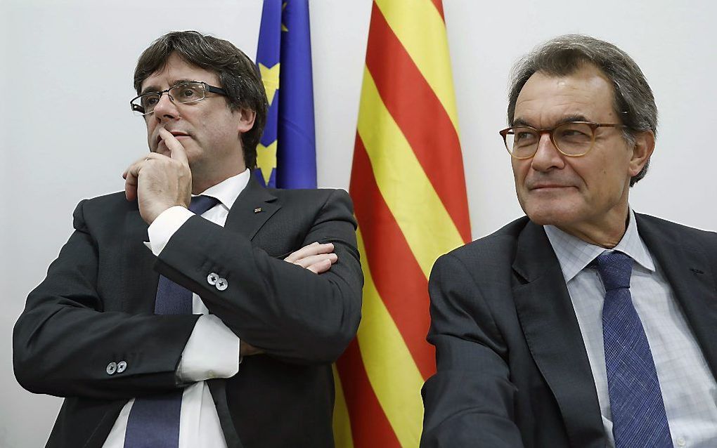 Carles Puigdemont (l.) en Artur Mas. beeld EPA