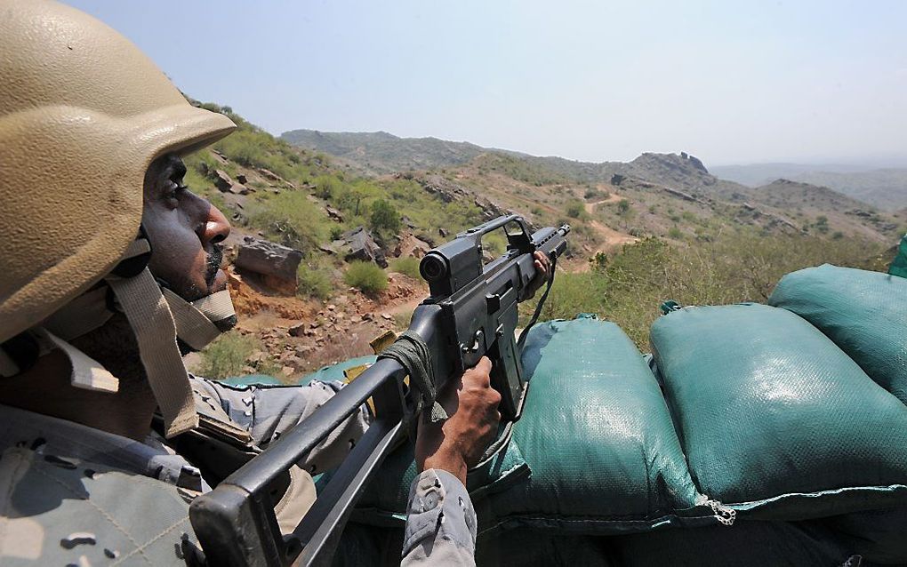 Een Saudische grenswacht aan de grens met Jemen. beeld AFP