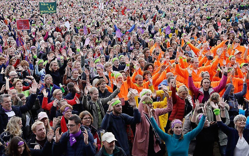 Basisschoolleraren tijdens de protestmanifestatie in het Zuiderpark. Leraren van het basisonderwijs staakten omdat zij ontevreden zijn over hun te lage salaris en te hoge werkdruk. beeld ANP