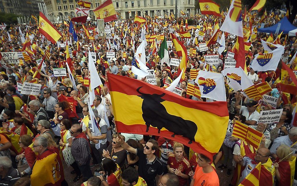 Het parlement van de Spaanse regio Catalonië heeft vrijdag de onafhankelijkheid uitgeroepen van Spanje. Dat gebeurde tijdens een geheime, hoofdelijke stemming. Parlementsleden van de drie partijen die tegen afsplitsing zijn, verlieten voorafgaand aan de s