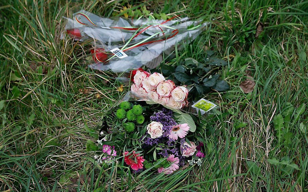 Bloemen bij het Hosterwold bos in Zeewolde. Anne Faber werd na twee weken vermissing gevonden bij het Nulderpad in het Hosterwold bos. beeld ANP