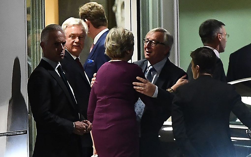 May en Juncker begroeten elkaar. beeld AFP