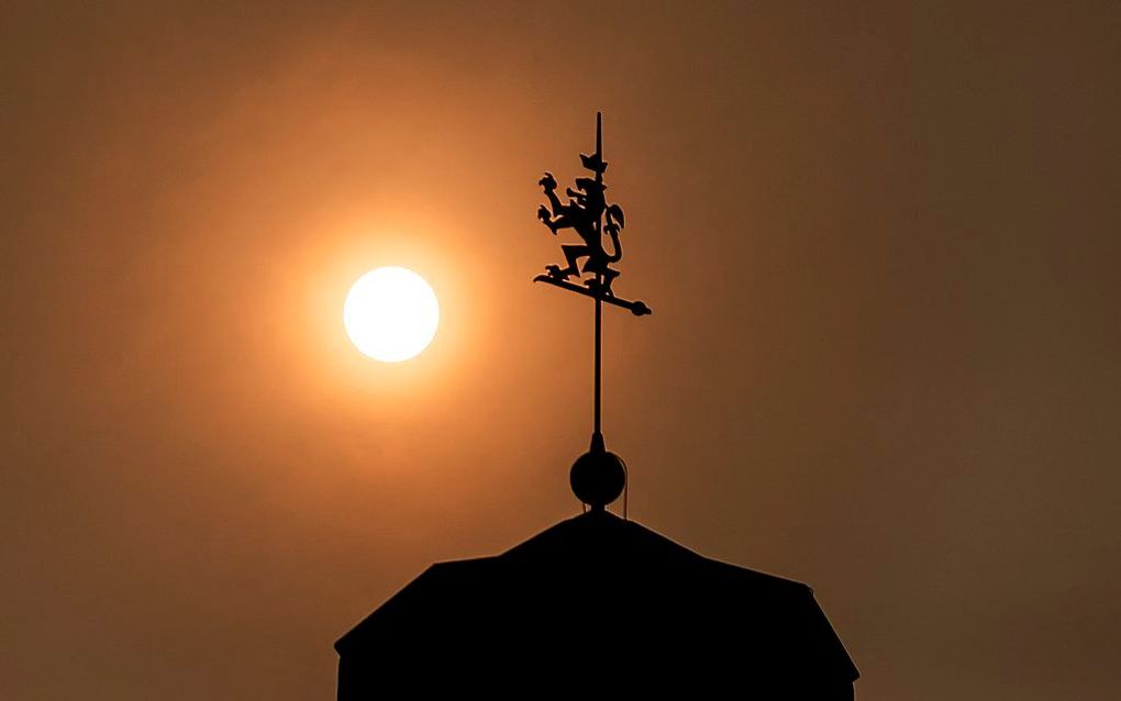 DEN BOSCH - De zon boven Nederland kleurt dinsdag oranje. De oorzaak is zand uit de Sahara dat door een zuidelijke stroming vanuit Marokko naar dit deel van Europa wordt meegevoerd. Ook rook van de grote bosbranden in Portugal en Spanje, die door de strom