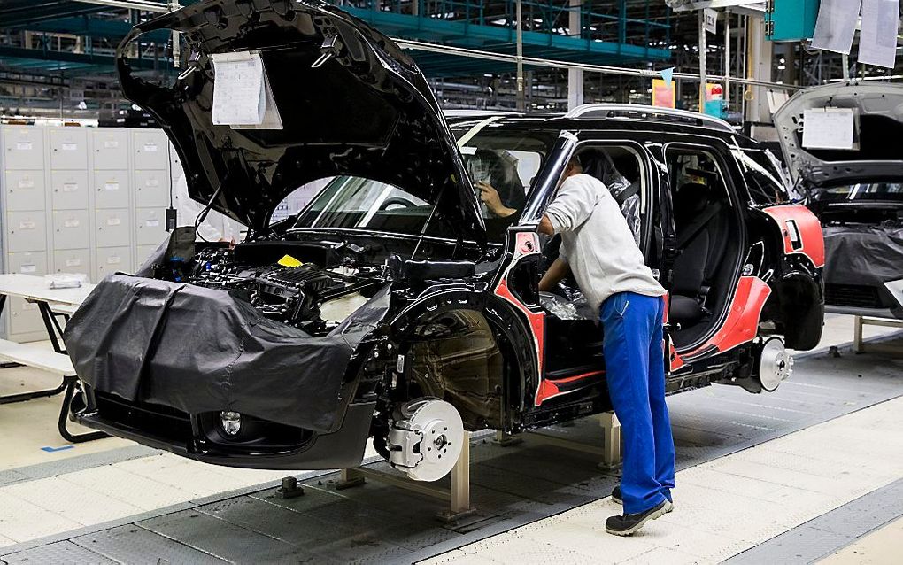 Een medewerker bij een assemblagelijn van Mini's bij autofabrikant VDL Nedcar in Born. beeld ANP