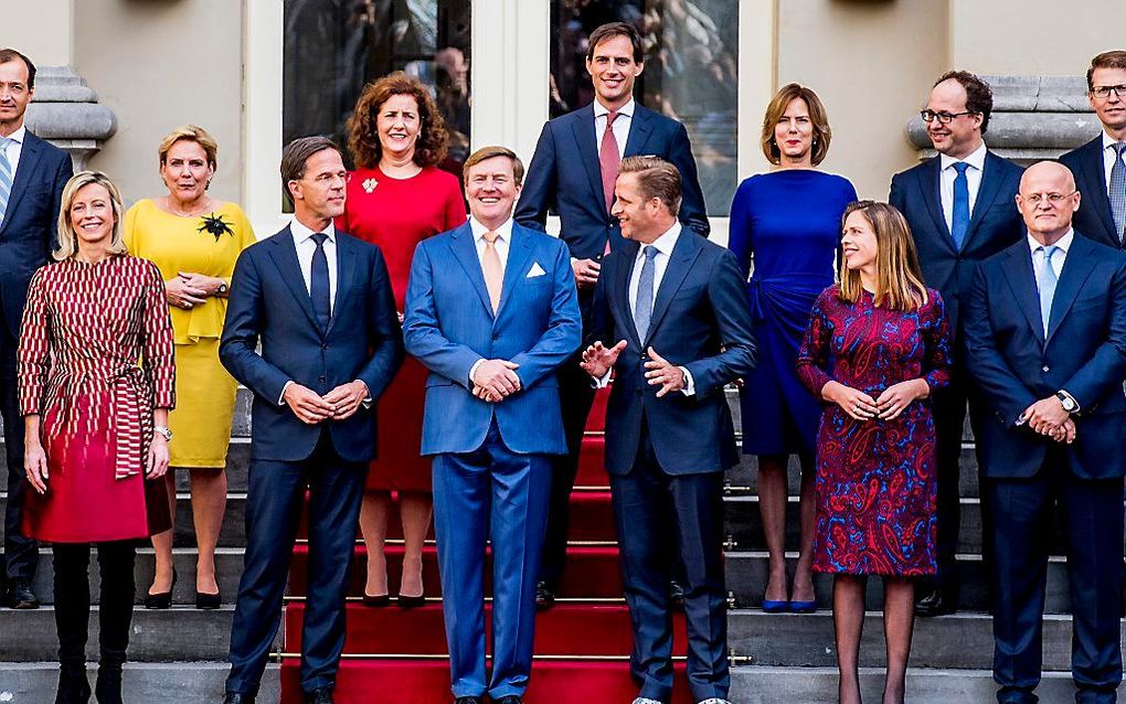 Het kabinet-Rutte III op het bordes bij koning Willem Alexander. beeld ANP Robin Utrecht