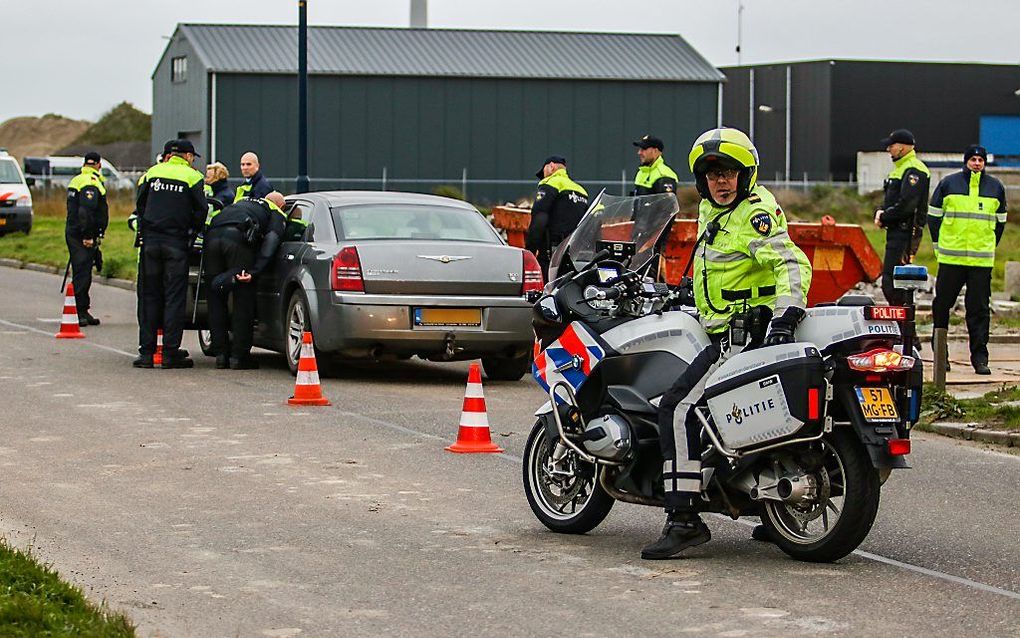 Politie controleert bij het clubhuis van de Hells Angels in oktober 2017. beeld ANP