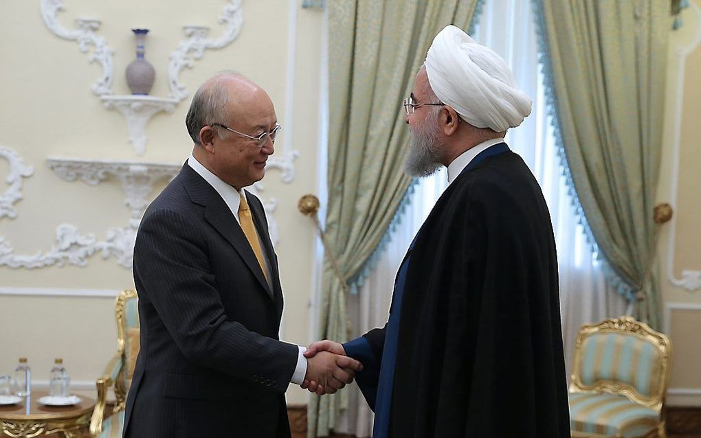 Amano (l.) en Rouhani. beeld EPA