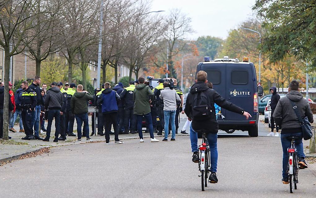 De mobiele eenheid was donderdag aanwezig in het stadsdeel Blerick waar een 22-jarige Turkse inwoner bij een schietpartij om het leven kwam. Het vierde schietincident in Blerick in korte tijd zorgt voor onrust bij buurtbewoners. beeld ANP