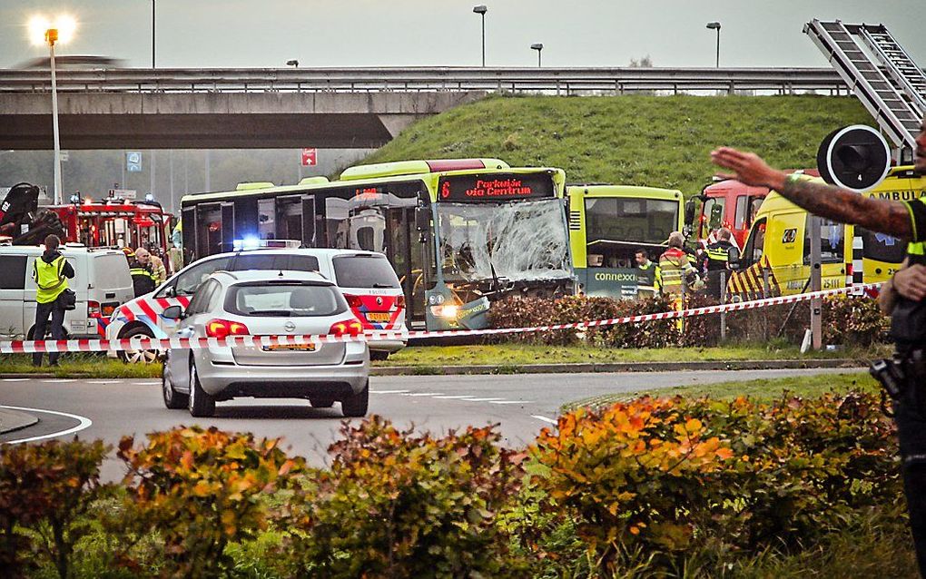 Bij een botsing tussen twee stadsbussen in Almere zijn meerdere gewonden gevallen. beeld ANP