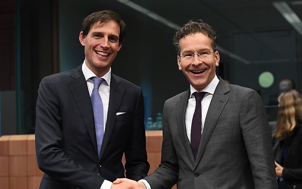 Jeroen Dijsselbloem (r.) en Wopke Hoekstra maandag in Brussel. beeld AFP