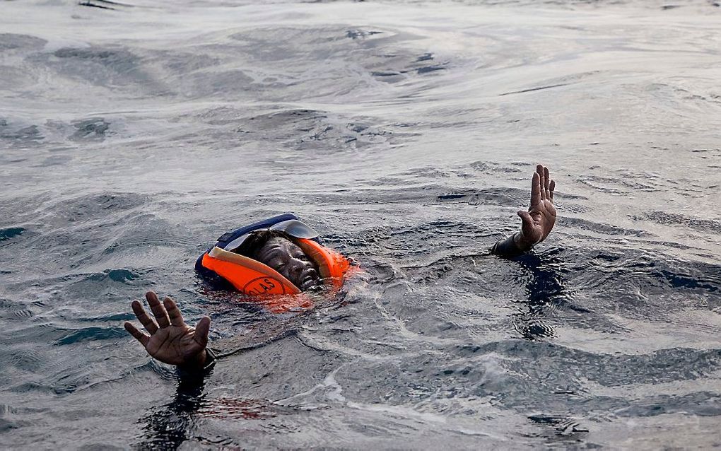 Een migrant in de Middellandse Zee, november 2017. beeld AFP