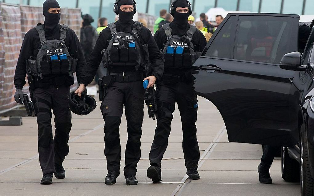 Hulpdiensten oefenen eind 2017 op het Zeeburgereiland voor het scenario van een terroristische aanslag in Amsterdam. beeld ANP