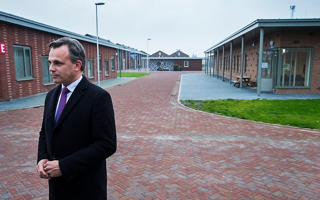 Staatssecretaris Mark Harbers op het asielzoekerscentrum in Ter Apel. beeld ANP