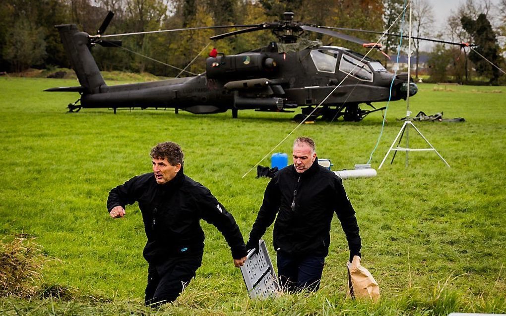 De Koninklijke Marechaussee is een eerste onderzoek begonnen naar het ongeluk met een Apache-helikopter in de buurt van Culemborg. beeld ANP