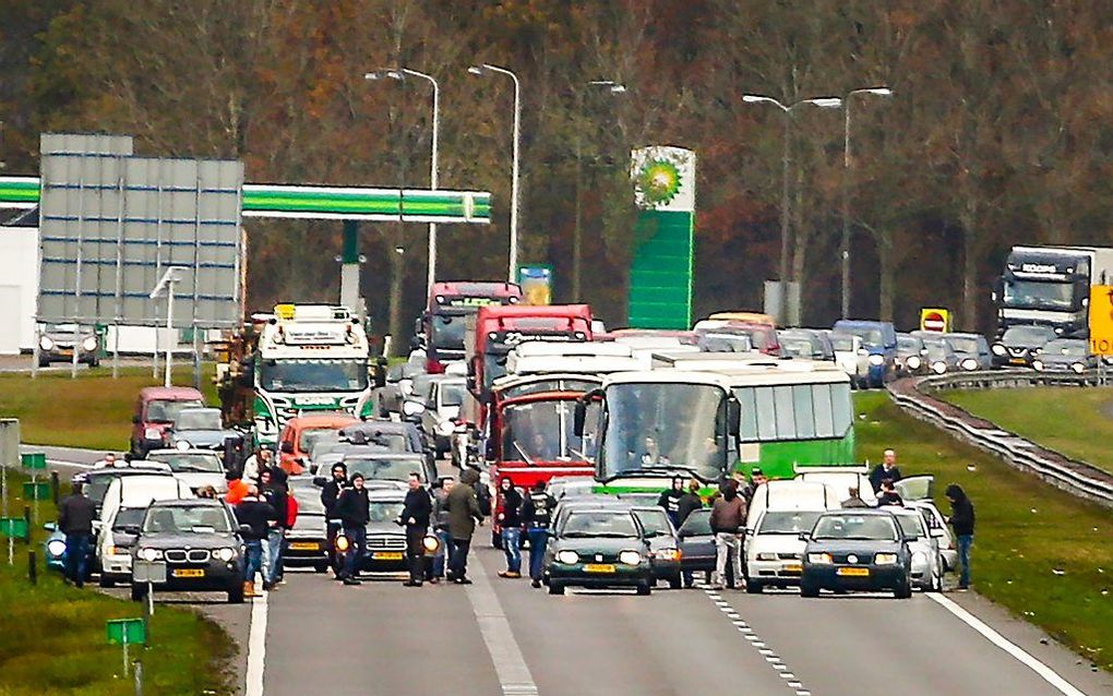 Twee bussen van de actiegroep Stop Blackface worden door tegendemonstranten tegengehouden op de A7 bij Joure. beeld ANP