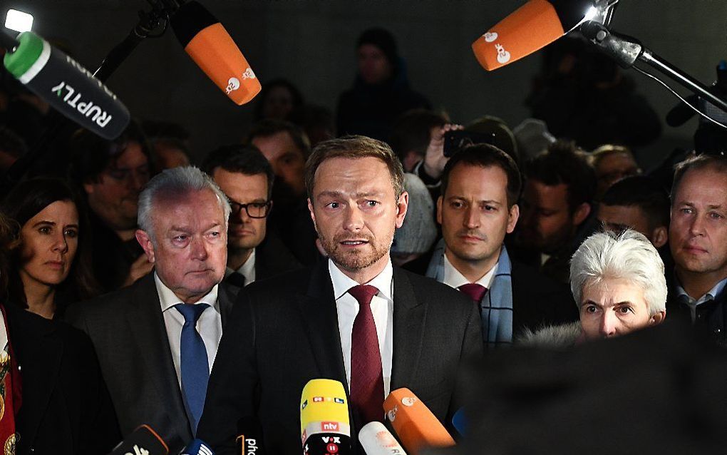 Christian Lindner staat de pers te woord. beeld EPA