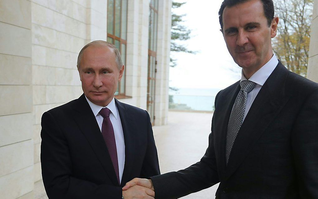 Vladimir Poetin (l.) en Bashar al-Assad in Sotsji. beeld AFP