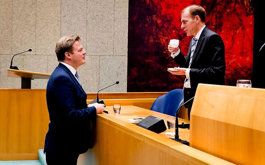 CDA'er Omtzigt in gesprek met staatssecretaris Snel van Financiën, beeld ANP, Remko de Waal.