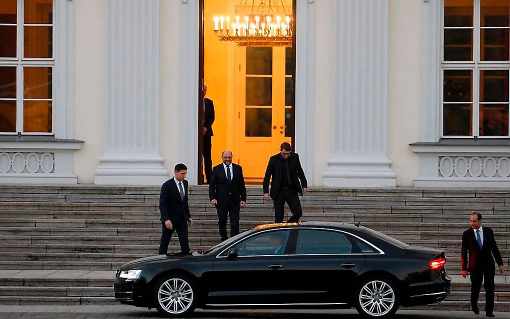 Martin Schulz (2e van links) op de trappen van slot Bellevue. beeld AFP