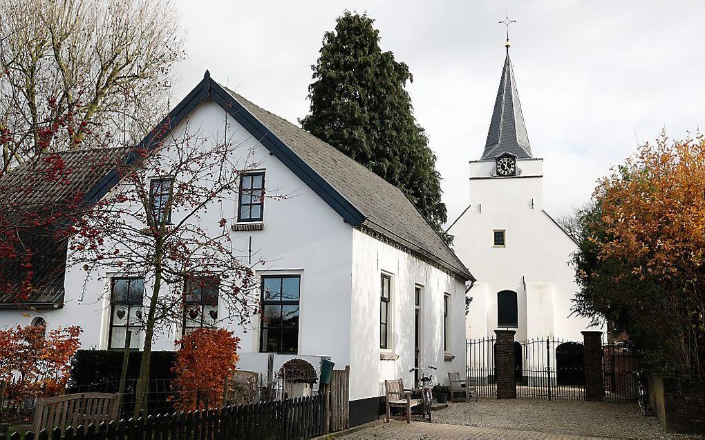 Exterieur van de protestantse kerk in Rhenoy. beeld ANP