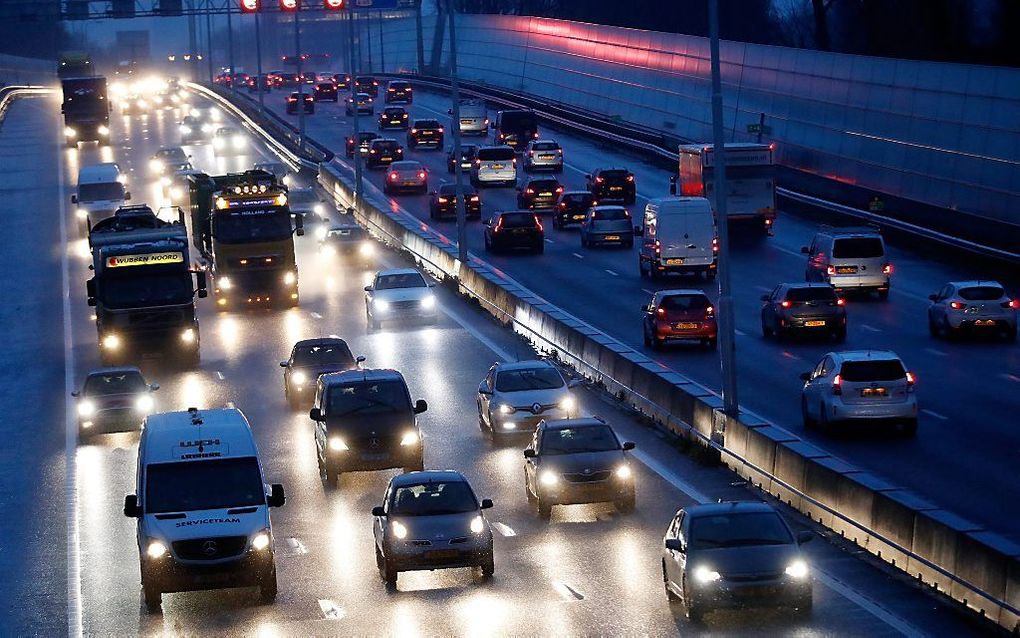 „Telkens als we nog meer asfalt uitrollen om er meer wegdek bij te krijgen, blijkt ook de extra rijruimte binnen de kortste keren vol te stromen.” Foto: drukke ochtendspits bij Rotterdam, november 2017. beeld ANP, Bas Czerwinski