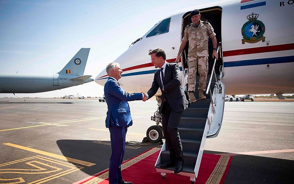 Premier Rutte wordt op het vliegveld van Bamako begroet door de Nederlandse ambassadeur in Mali Jolke Oppewal. beeld AFP