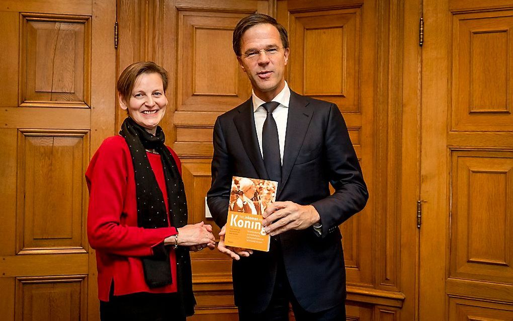 Minister president Mark Rutte ontvangt het rapport voor de grondwettelijke uitkering van leden van het Koninklijk Huis door professor Carla van Baalen. beeld ANP