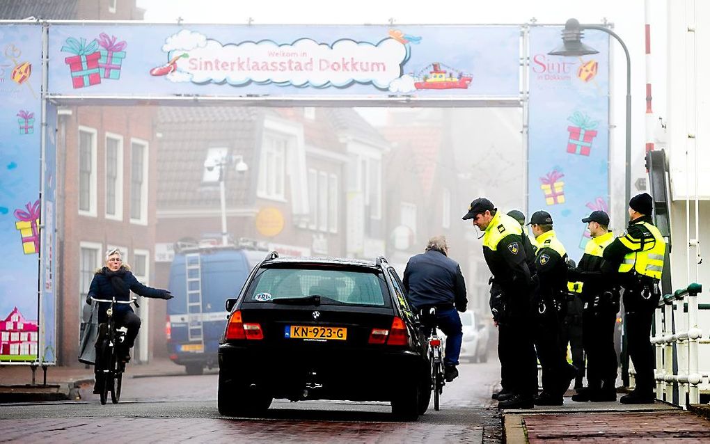 De politie controleert automobilisten die het dorp in willen voorafgaand aan een demonstratie van tegenstanders van Zwarte Piet. beeld ANP