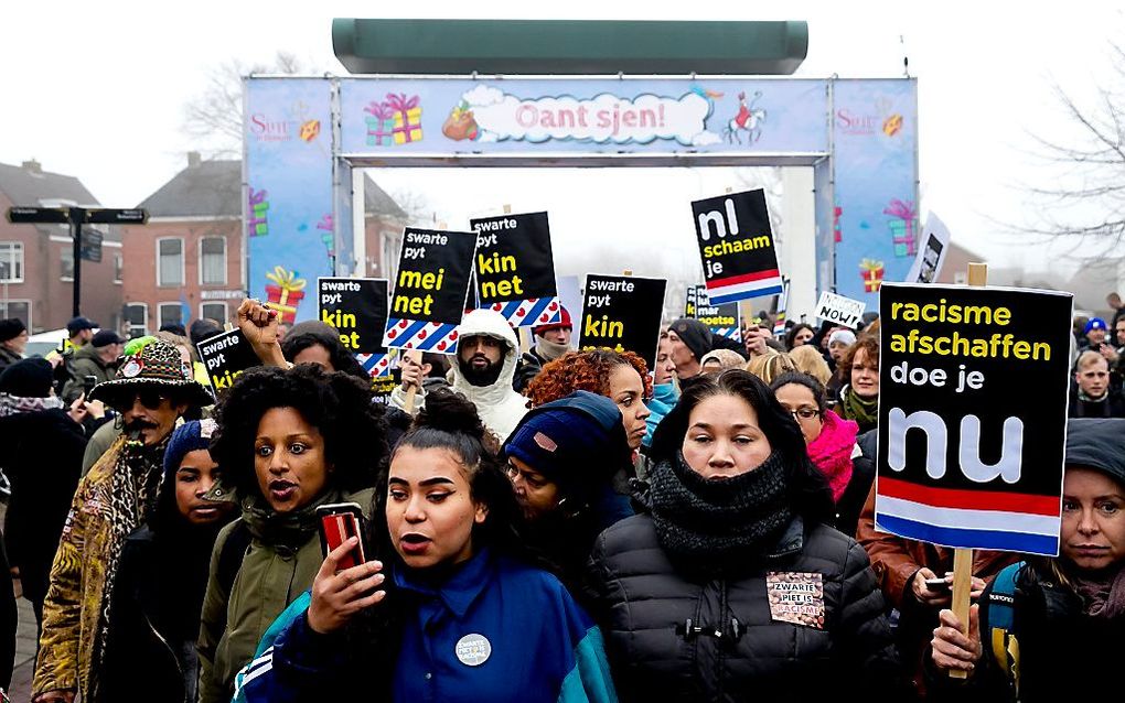 Tegenstanders van Zwarte Piet hebben zich verzameld in Dokkum om te demonstreren voor vrijheid van meningsuiting en demonstratierecht. beeld ANP