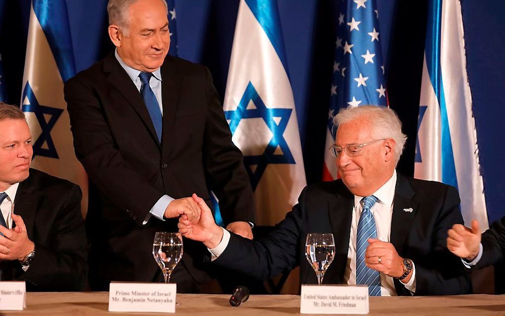 Netanyahu schudt de hand van VS-ambassadeur David Friedman. beeld AFP