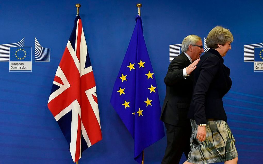 Theresa May (r.) en Jean-Claude Juncker in Brussel. beeld AFP