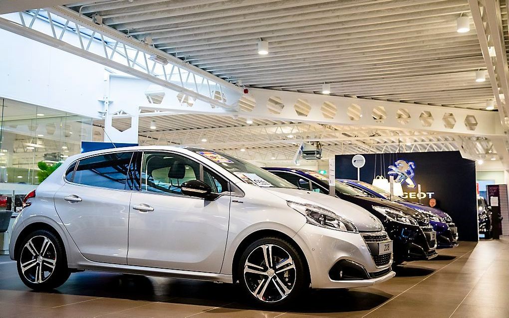 Een showroom met uitgestalde auto's bij de dealer van het automerk Peugeot. beeld ANP