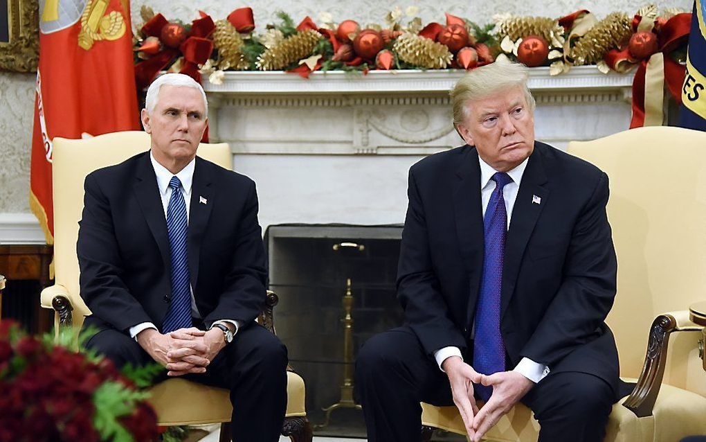 De Amerikaanse vicepresident Pence (links) met Trump. beeld EPA