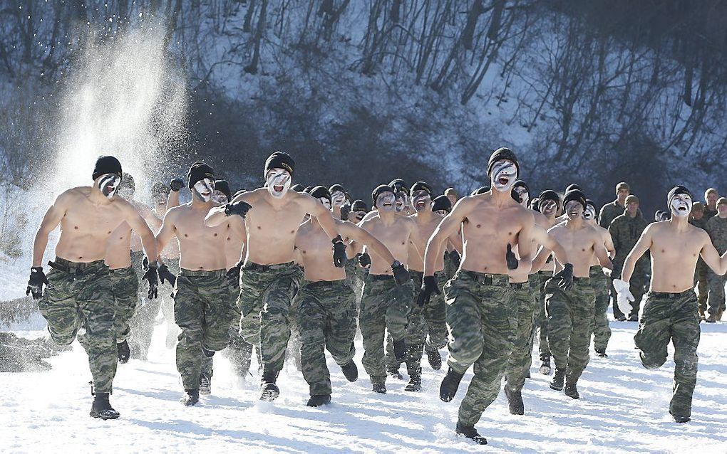 Amerikaanse en Zuid-Koreaanse mariniers hielden deze week in Zuid-Korea hun jaarlijkse wintertraining, met het oog op de dreiging vanuit buurland Noord-Korea. beeld EPA