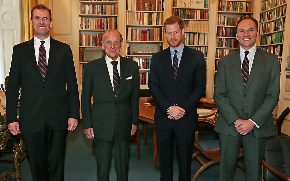 Prins Harry (2e R) met zijn grootvader, prins Philip. beeld EPA