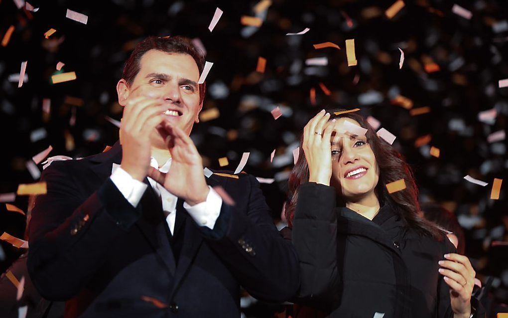 Ines Arrimadas (r.) naast partijleider Albert Rivera. beeld EPA