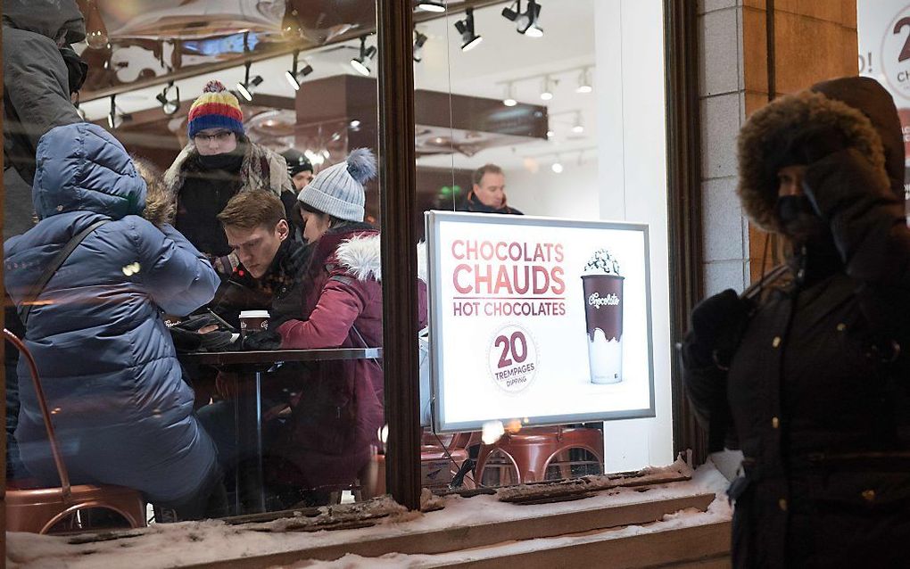 Een verkoper van warme chocolademelk doet goede zaken in de Canadese stad Quebec. beeld AFP