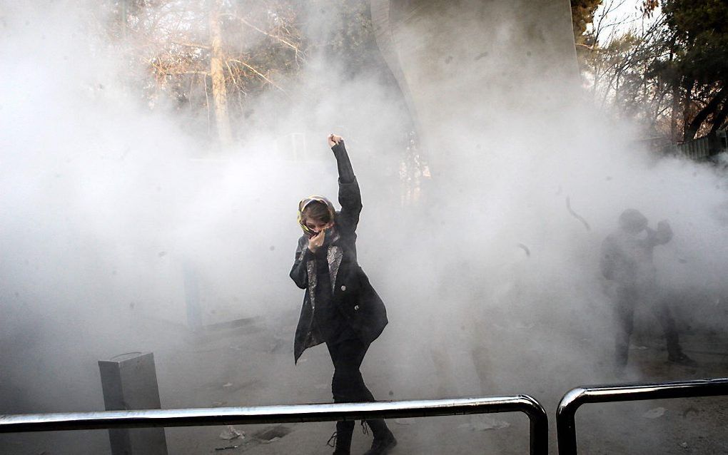 Traangas bij de universiteit van Teheran. beeld AFP