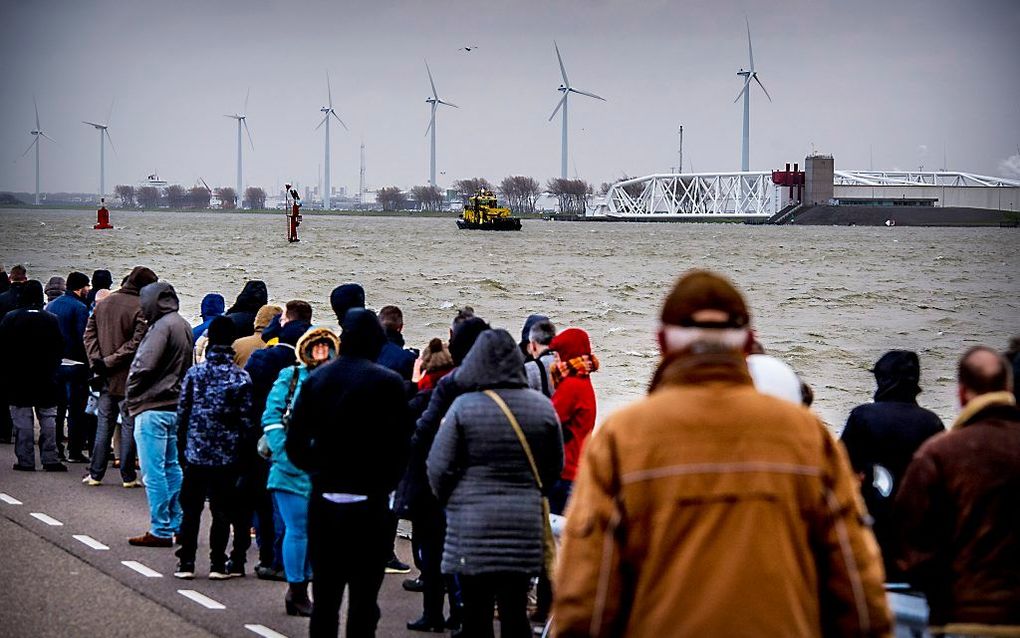 Mensen staan bij de Maeslantkering in afwachting van de sluiting. beeld ANP