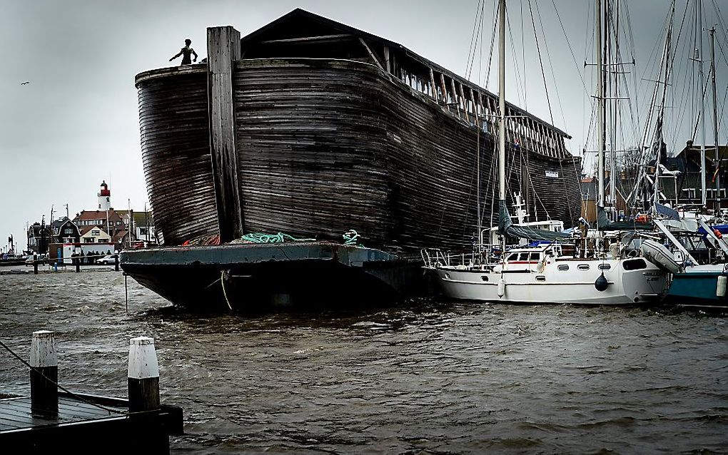 Museumboot De VerhalenArk is door de storm in de haven van Urk van zijn ligplaats losgeslagen. beeld ANP