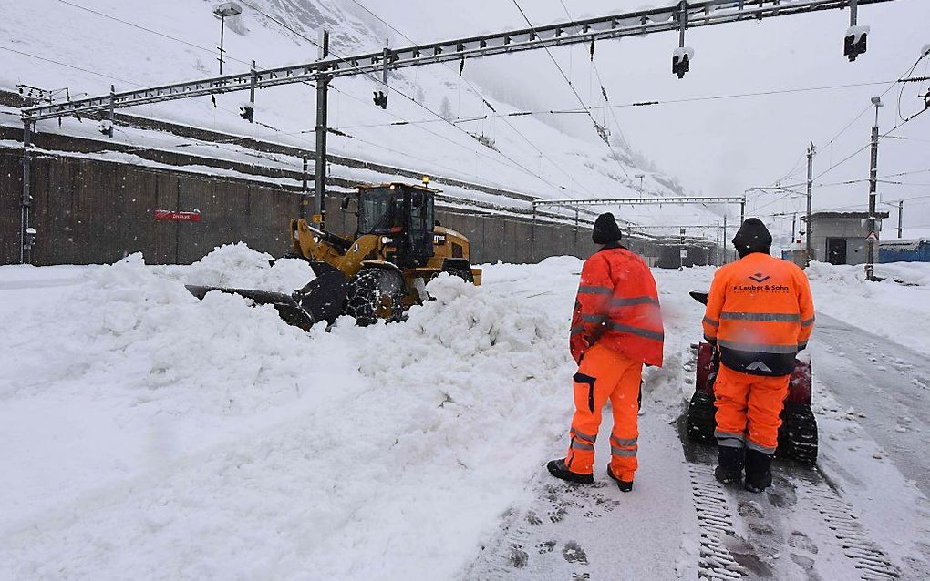 Ondergesneeuwde rails bij Zermatt. beeld AFP