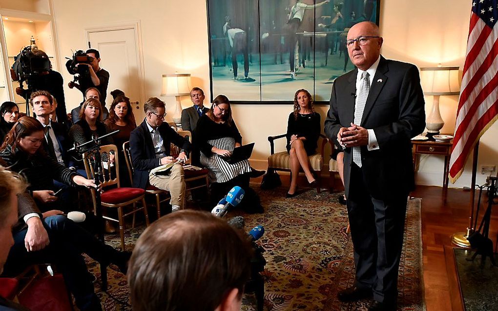 VS-ambassadeur Hoekstra tijdens een persconferentie binnen de muren van de Amerikaanse ambassade in Den Haag. beeld ANP