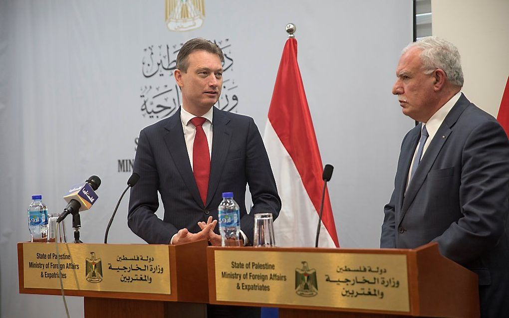 Minister Zijlstra gaf gisteren in Ramallah een persconferentie samen met de Palestijnse minister van Buitenlandse Zaken Al-Maliki. beeld EPA, Atef Safadi