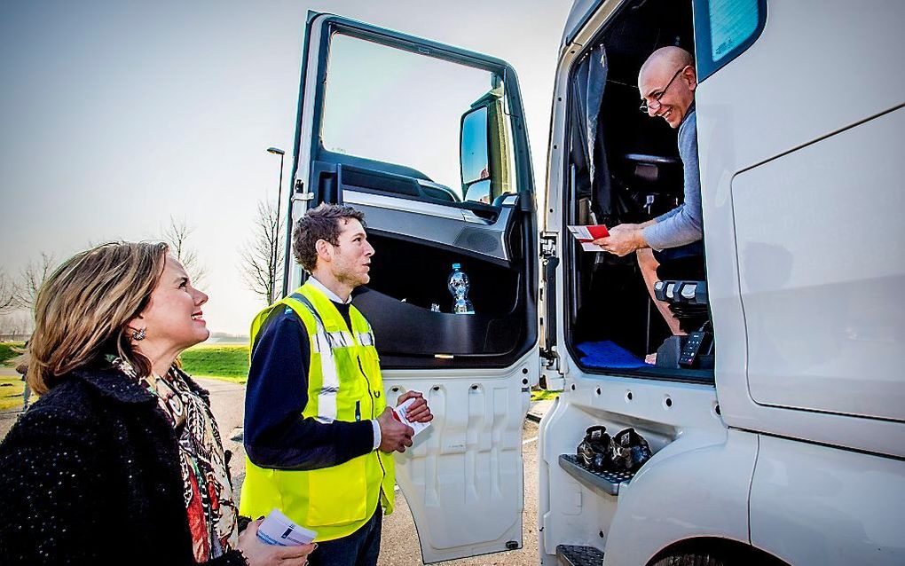 Minister Van Nieuwenhuizen informeert vrachtwagenchauffeurs. beeld ANP