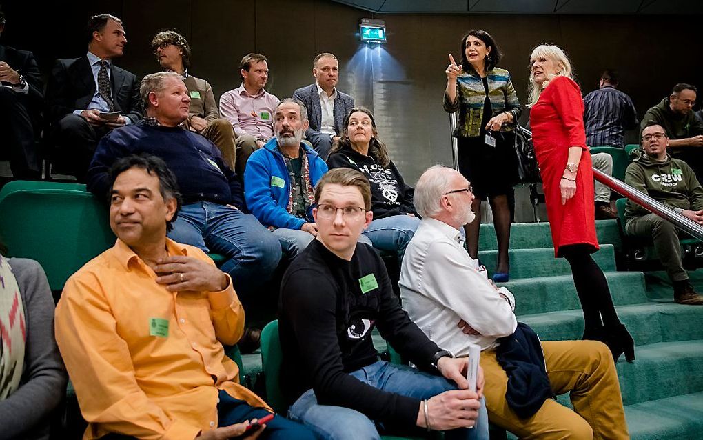 Kamervoorzitter Khadija Arib in gesprek met Groningers op de publieke tribune voor aanvang van het debat in de Tweede Kamer over de gaswinning in Groningen. beeld ANP