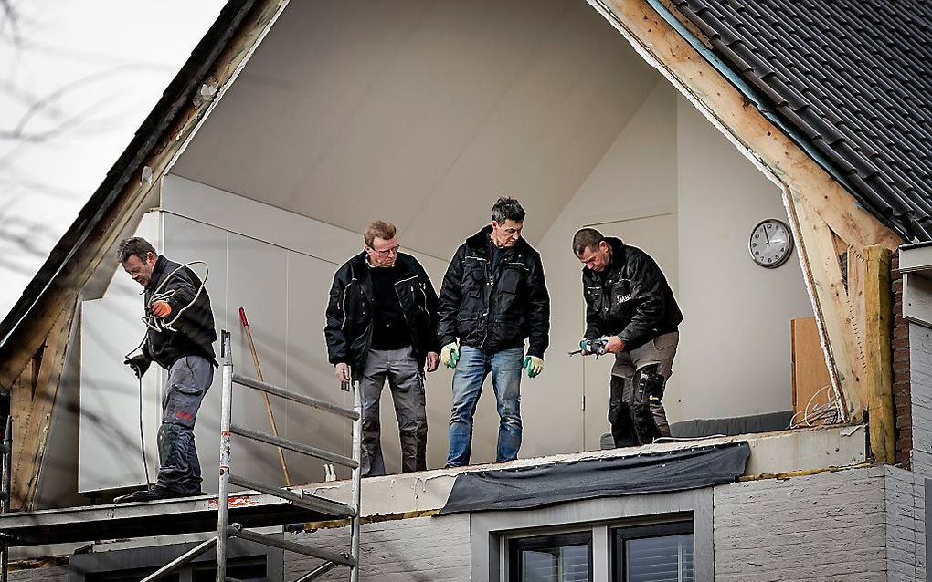 De zijgevel van een huis aan de Anton van Duinkerkenlaan in De Meern is door de storm weggeblazen. beeld ANP