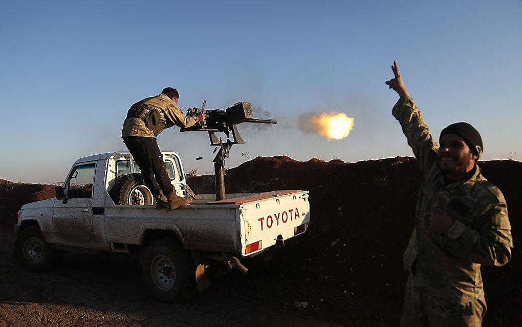 Strijders van het door Turkije gesteunde Syrische Leger in gevecht met de Syrisch-Koerdische milities die zich Volksbeschermingseenheden (YPG) noemen. beeld AFP